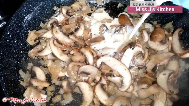 Gebackene Hähnchenbrust mit cremiger Champignonsauce in nur 30min ...