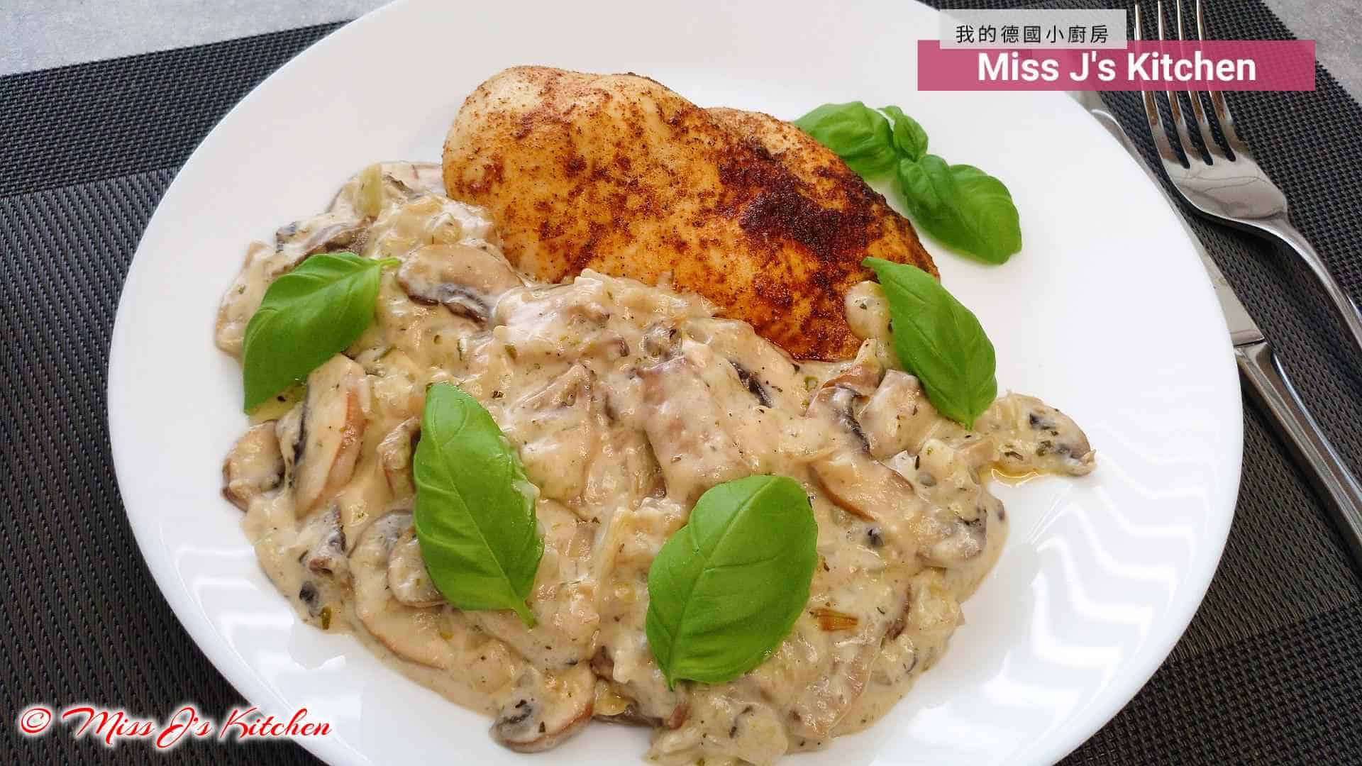 Gebackene Hähnchenbrust mit cremiger Champignonsauce in nur 30min ...