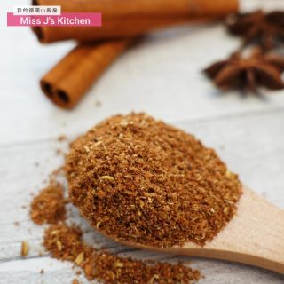 Five-Spice Powder / Fünf-Gewürz-Pulver / 五香粉

🇬🇧
I'm not exaggerating when I say that the five-spice powder is a typical Asian spice powder. Freshly ground, it has a particularly strong aroma. As soon as I smell it, I feel like I'm back in Taiwan. This five-spice powder can be used to marinate, sear or stew meat. Find your spice grinder quickly and let's bring some Asian flavor to your kitchen.
You can watch the video and find out the recipe on my YouTube channel. The link in my bio on @missjs.kitchen.

🇩🇪
Ich übertreibe wohl nicht wenn ich sage, daß das Fünf-Gewürz-Pulver ein typisch asiatisches Gewürzpulver ist. Frisch gemahlen besitzt es ein besonders starkes Aroma. Sobald ich es rieche fühle ich mich als wäre ich zurück in Taiwan. Dieses Fünf-Gewürz-Pulver kann zum Marinieren, Anbraten oder Schmoren von Fleisch verwendet werden. Such schnell deine Gewürzmühle heraus und laß uns etwas asiatischen Geschmack in deine Küche bringen.
Das Rezept und Video findest du auf meinem YouTube Kanal. Der Link in meiner Bio auf @missjs.kitchen.

🇹🇼
若說五香粉是亞洲的經典香料粉，一點也不為過。新鮮研磨的香料粉，香氣特別濃郁。一聞到，就瞬間覺得回到台灣了。五香粉可用於醃肉、炒菜、燉肉都很適合。如果家裡有研磨機，一起研磨這個亞洲風味的香料粉吧!
歡迎到我的YouTube頻道上觀看操作影片和食譜。你可以在我的簡介中找到連結 @missjs.kitchen。

#LinkInBio
#MissJsKitchen #MissJ的德國小廚房
#LifeInGermany #LebenInDeutschland #德國日常 #MissJ亂亂煮
#FiveSpicePowder #FünfGewürzPulver #五香粉

#亞洲料理 #AsianCuisine #AsiatischesGericht
#古早味
#Recipe #Rezept
