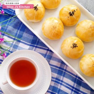 The Classic Mooncake - Egg Yolk Pastry / 最經典的中秋月餅 - 蛋黃酥

#LinkInBio
#MissJsKitchen #MissJ的德國小廚房
#Mooncake #Mondkuchen #月餅
#EggYolkPastry #MondkuchenmitEigelb #蛋黃酥
#MoonFestival #Mondfest #中秋節
#AsianCuisine #AsiatischesGericht #亞洲料理
#Recipe #Rezept